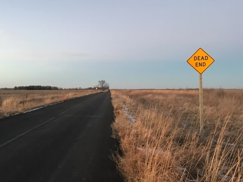 road with dead end sign