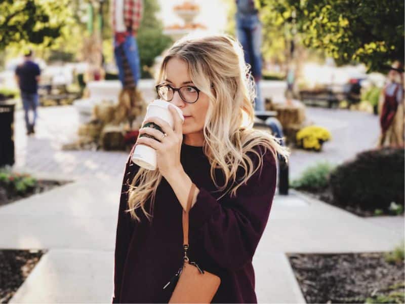 Women drinking coffee